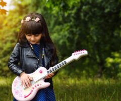 How to choose a guitar teacher for your child?
